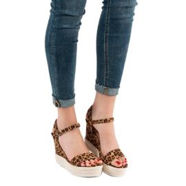 Ideal Shoes Sandale cu pene elegante maro 2