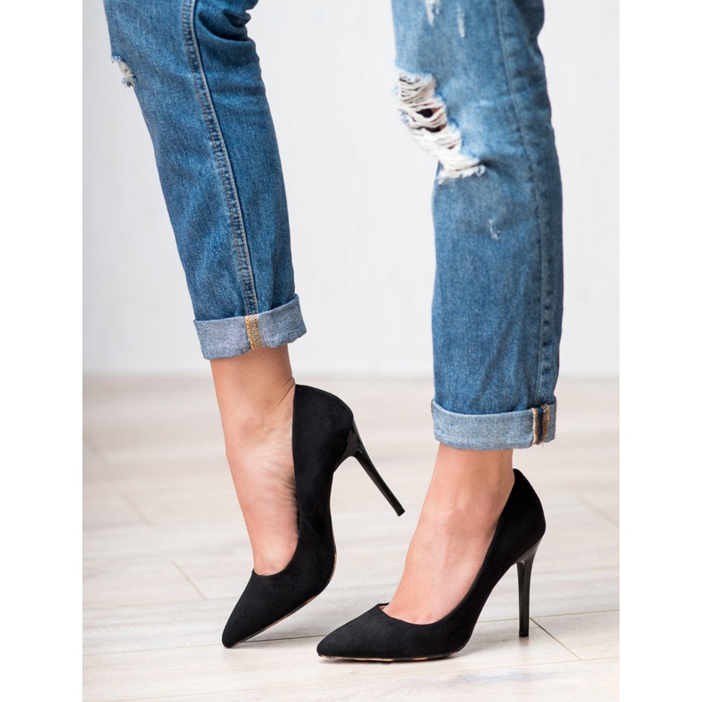 Erynn Pompe pe un pin negru 1