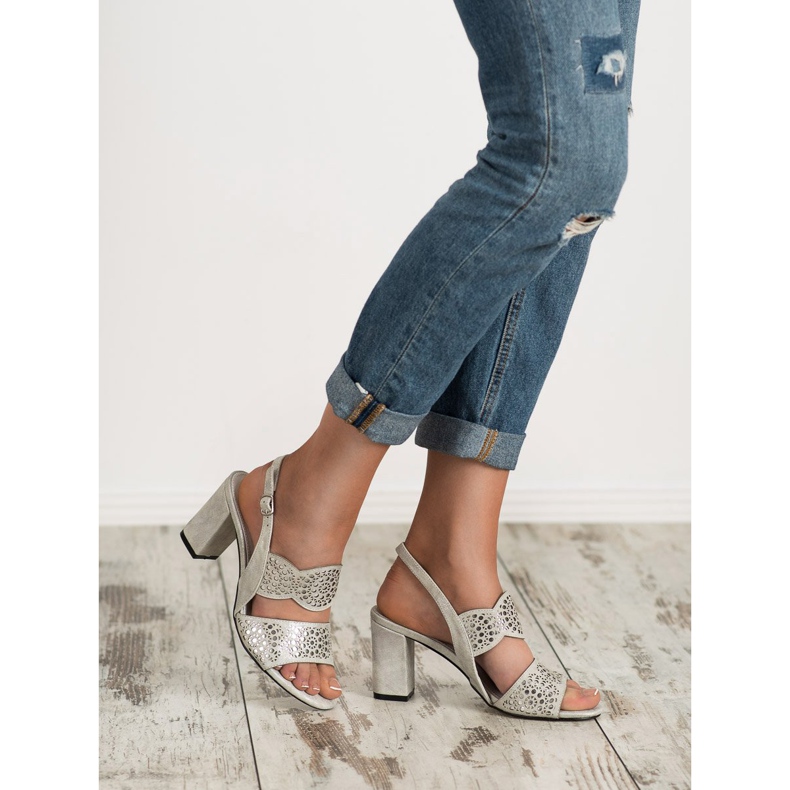 Goodin Sandale de argint pe o bară gri 2