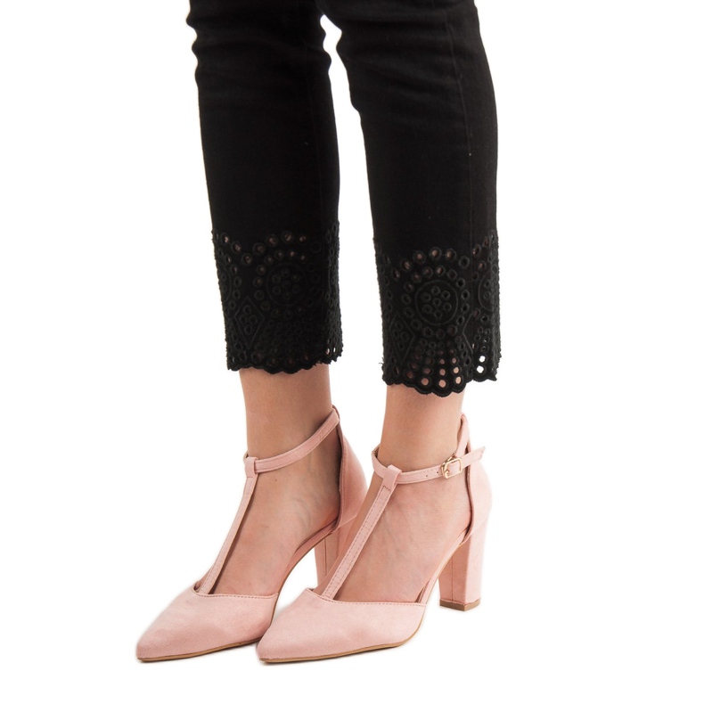 Primavera Pompele roz pe un stâlp 2