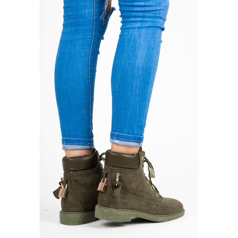 Ideal Shoes Muncitori din piele intoarsa legati cu o panglica verde 2 Ideal Shoes Muncitori din piele intoarsa legati cu o panglica verde 2