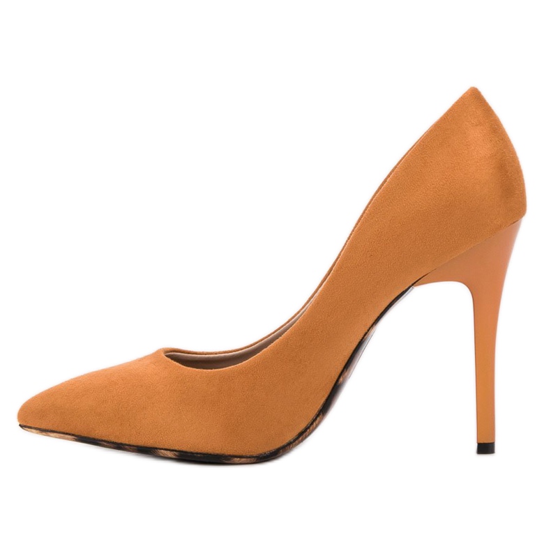 Erynn Pompe pe un pin portocale 1