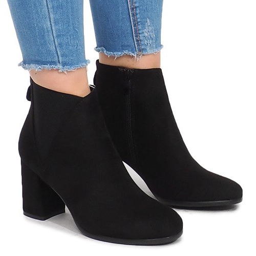 Eraser HQ-8A813-1 Cizme negre pe o stâlp negru 1