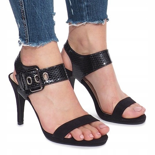 Sandale negre pe un post Colier negru 2