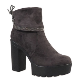 Ghete gri izolate pe stâlpul S80 1