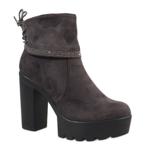 Ghete gri izolate pe stâlpul S80 1