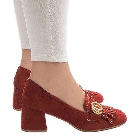 Pompele roșii din piele de căprioară pe stâlpul X77 roșu 1