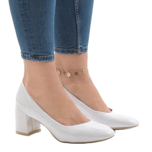 Pompe lăcuite albe pe stâlpul 7501-1 1