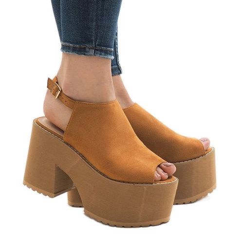 Sandale cămilă pe un bloc masiv B8290 maro 2