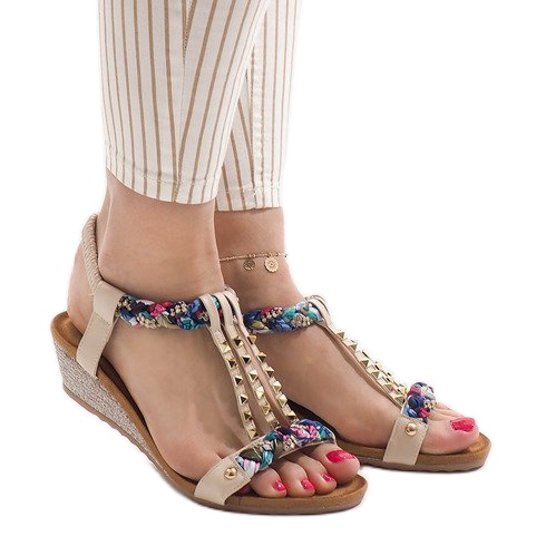 Sandale cu pană bej cu știfturi B132-5 maro multicolor 1 Sandale cu pană bej cu știfturi B132-5 maro multicolor 1