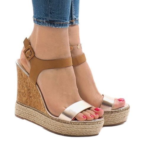 Sandale cu toc lăcuit auriu VB76063 de aur 1 Sandale cu toc lăcuit auriu VB76063 de aur 1