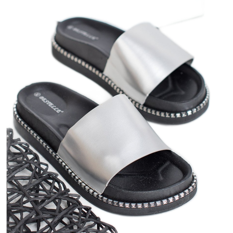 Bestelle Papuci argintii pentru femei gri 1