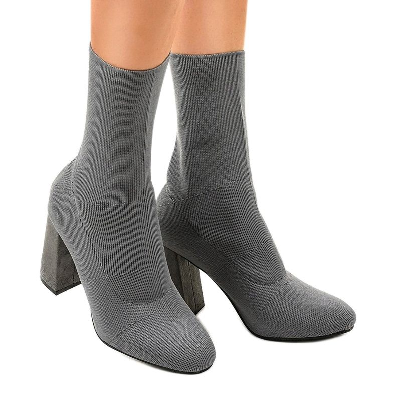 Cizme gri pe postarea QQ08 1