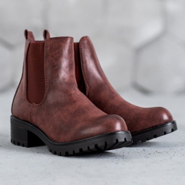 Jennika Ghete pe platformă roșu 1 Jennika Ghete pe platformă roșu 1