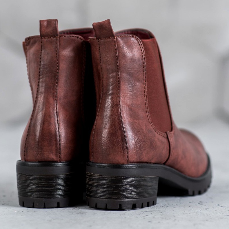 Jennika Ghete pe platformă roșu 2 Jennika Ghete pe platformă roșu 2