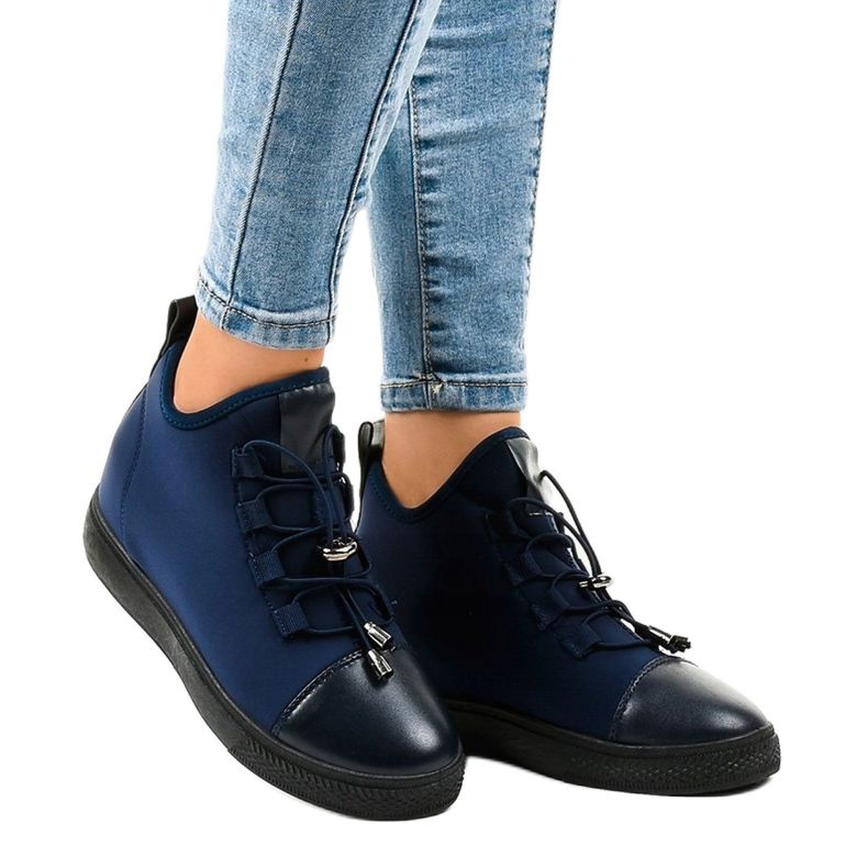 Adidași înalți izolați, de culoare bleumarin, cu pană XY-35 albastru marin 1