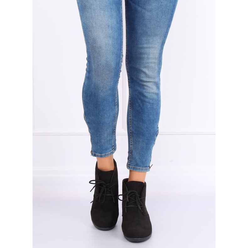 Cizme negre dantelate pe un toc cu toc E3265 Negru 1