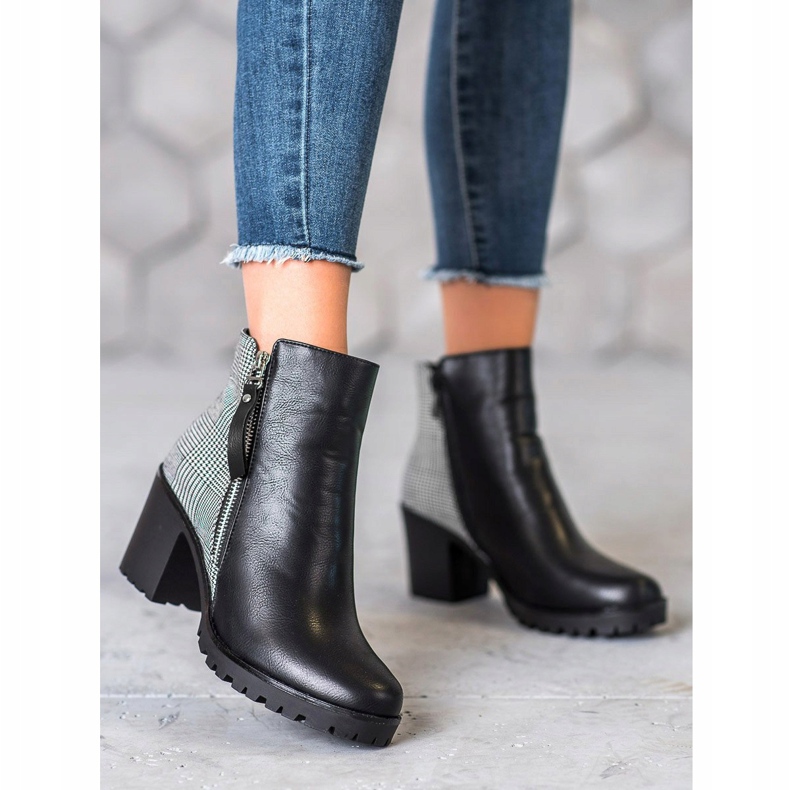 Filippo Ghete pe un post negru 2