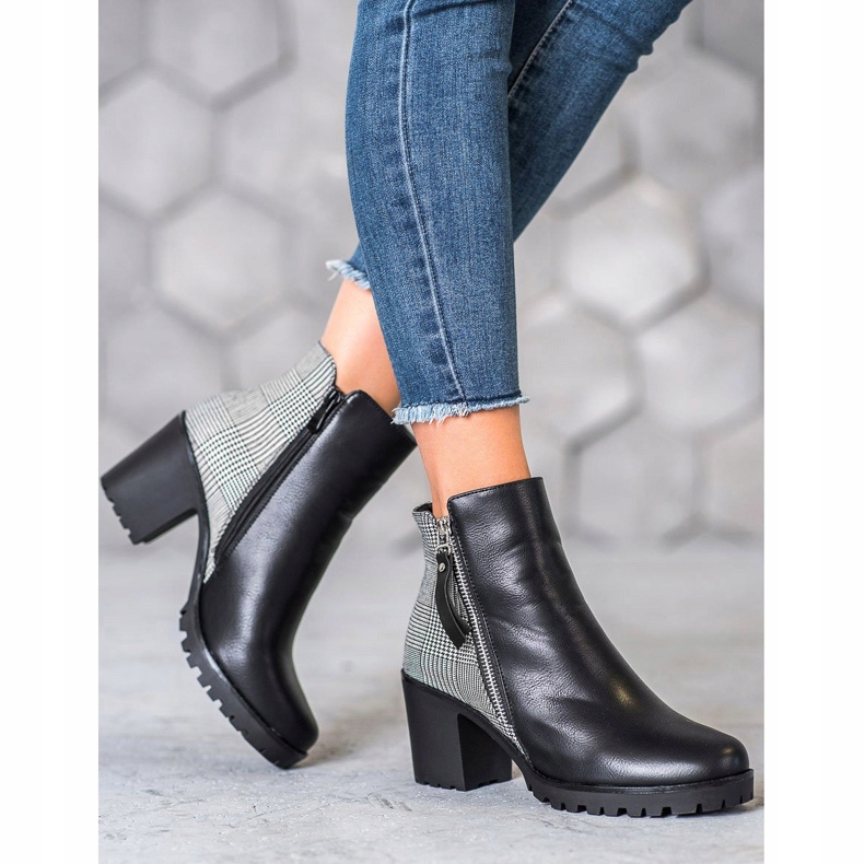 Filippo Ghete pe un post negru 1