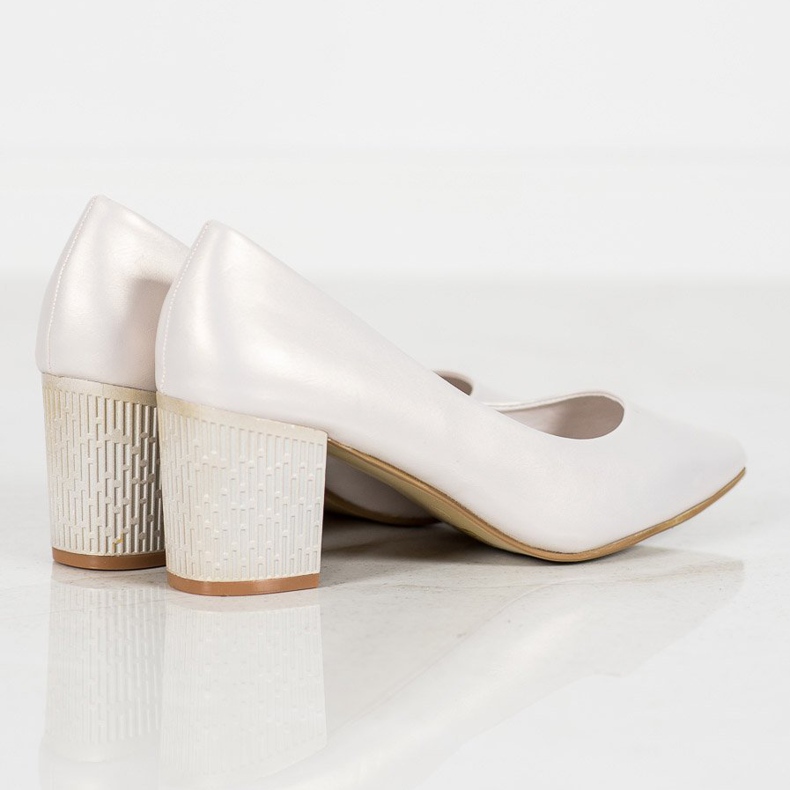 Goodin Pompele pe un stâlp gri 2