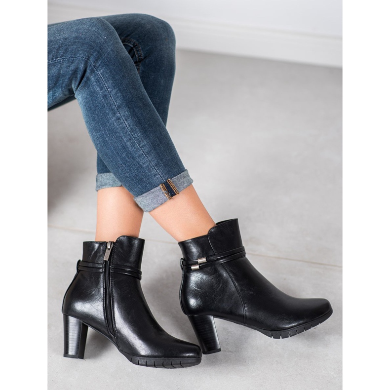 Cizme clasice pe un post negru 2