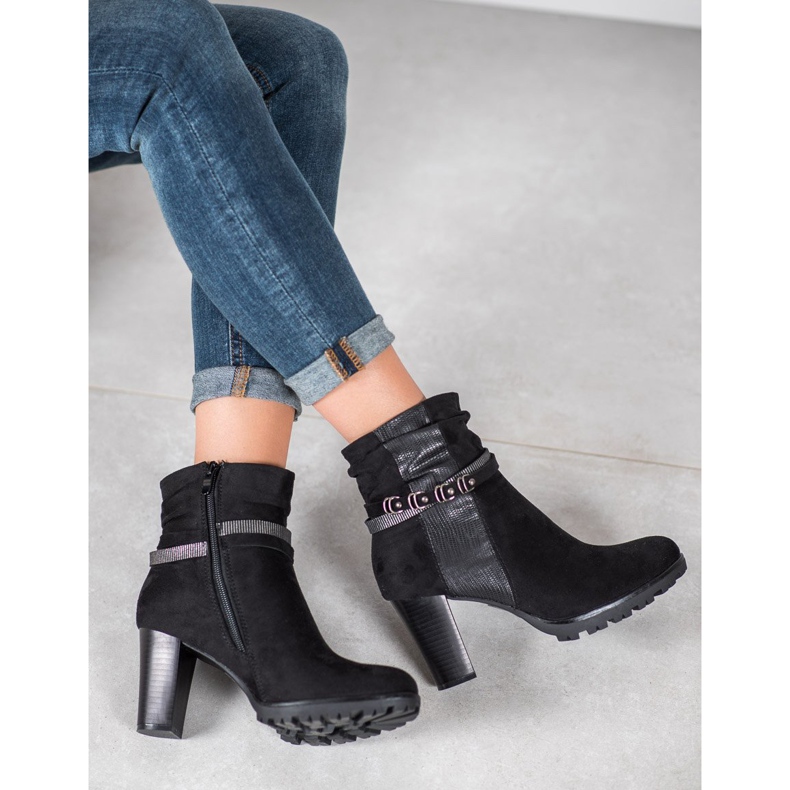 Super Mode Ghete pe un post negru 1