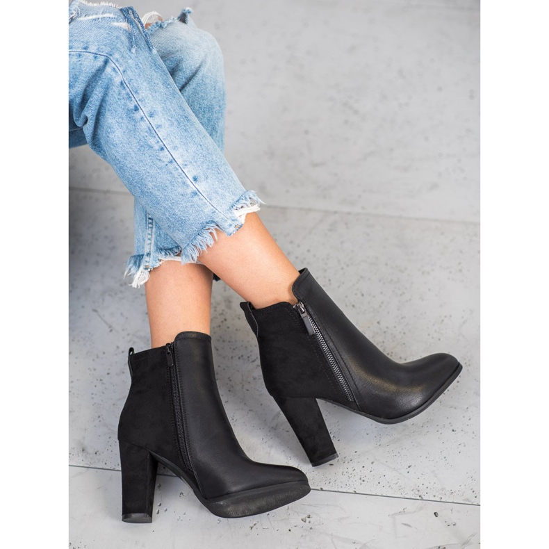 SHELOVET Ghete pe un post negru 2