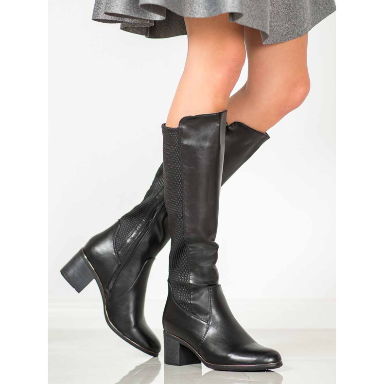 Filippo Cizme pe un stâlp negru 2