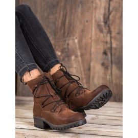 Kylie Muncitori sportivi maro 1