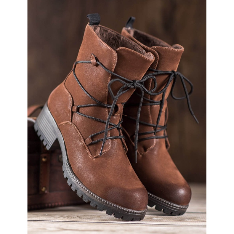 Kylie Muncitori sportivi maro 2