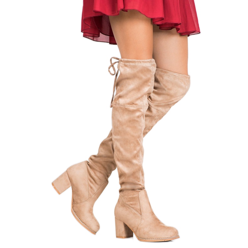 J. Star Bocanci alunecați pe un post maro 1