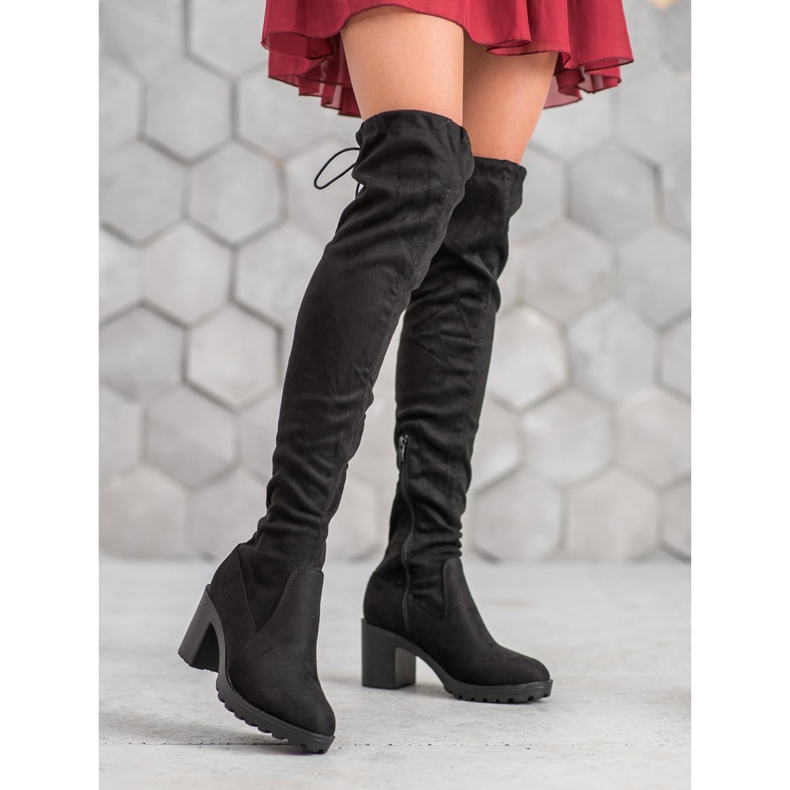 Small Swan Muschetarii de piele de căprioară pe un stâlp negru 1