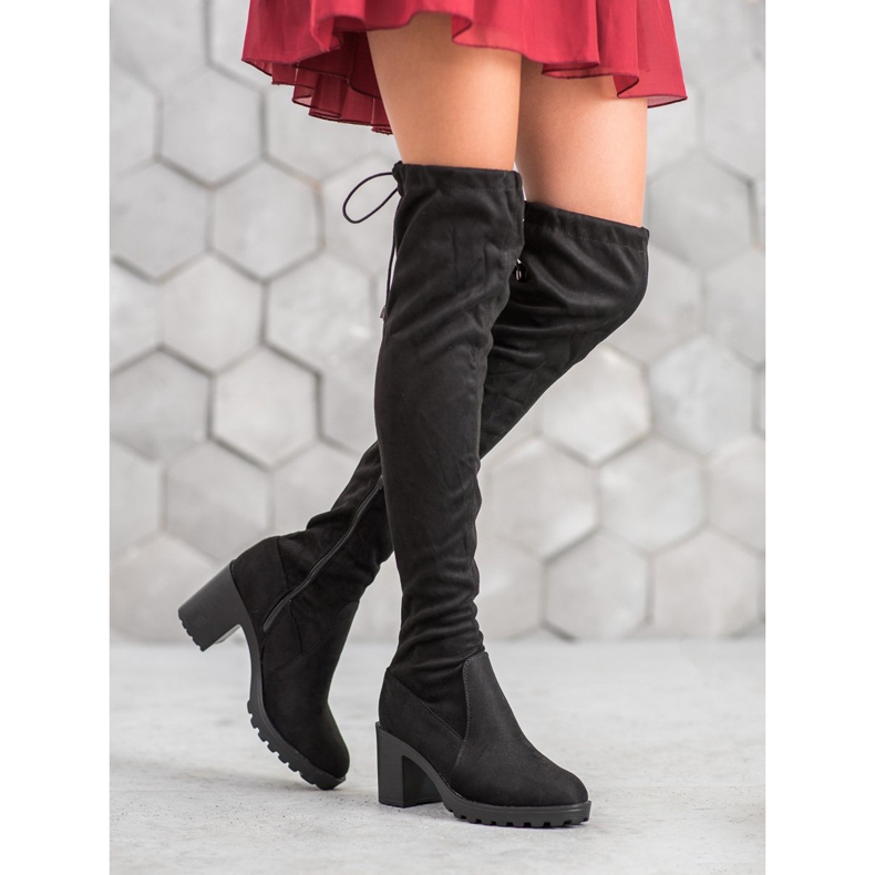 Small Swan Muschetarii de piele de căprioară pe un stâlp negru 2