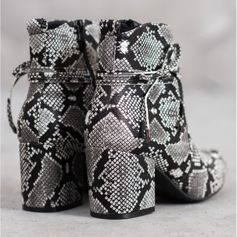 SHELOVET Ghete pe un post multicolor 2