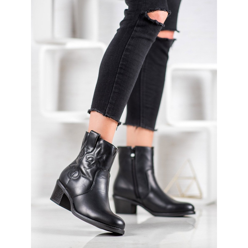 Nio Nio Cowgirls negre cu un model negru 1 Nio Nio Cowgirls negre cu un model negru 1
