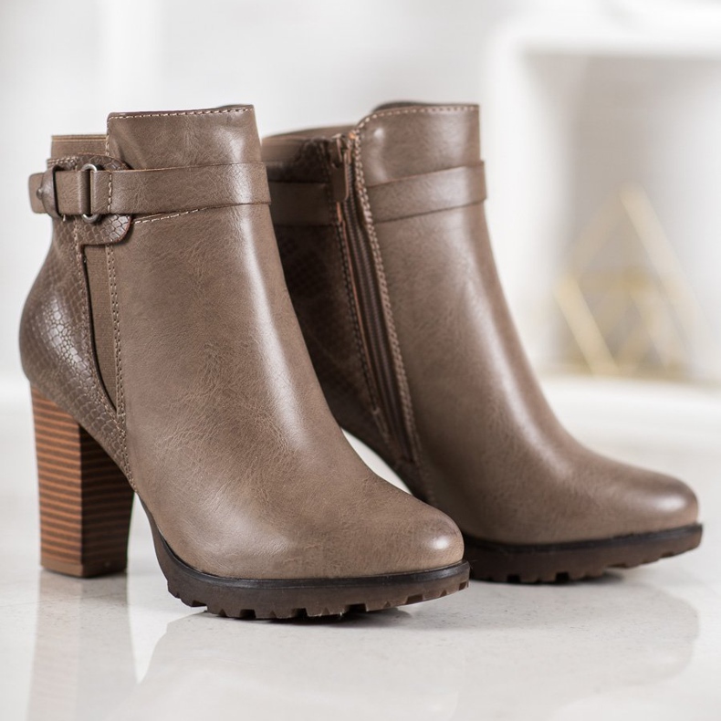 Super Mode Cizme elegante pe un post maro 1