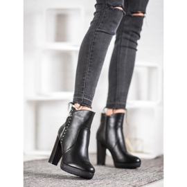 Kayla Ghete pe un post negru 1