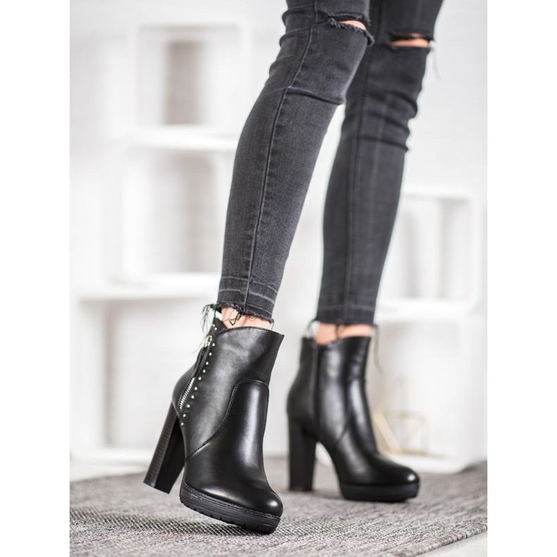 Kayla Ghete pe un post negru 1