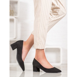 Fama Pompele pe un stâlp negru 1