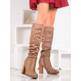 Evento Cizme elegante pe un stâlp maro 2