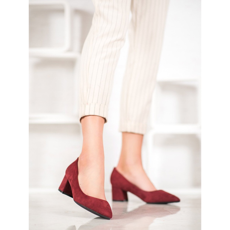 Fama Pompele pe un stâlp roșu 2