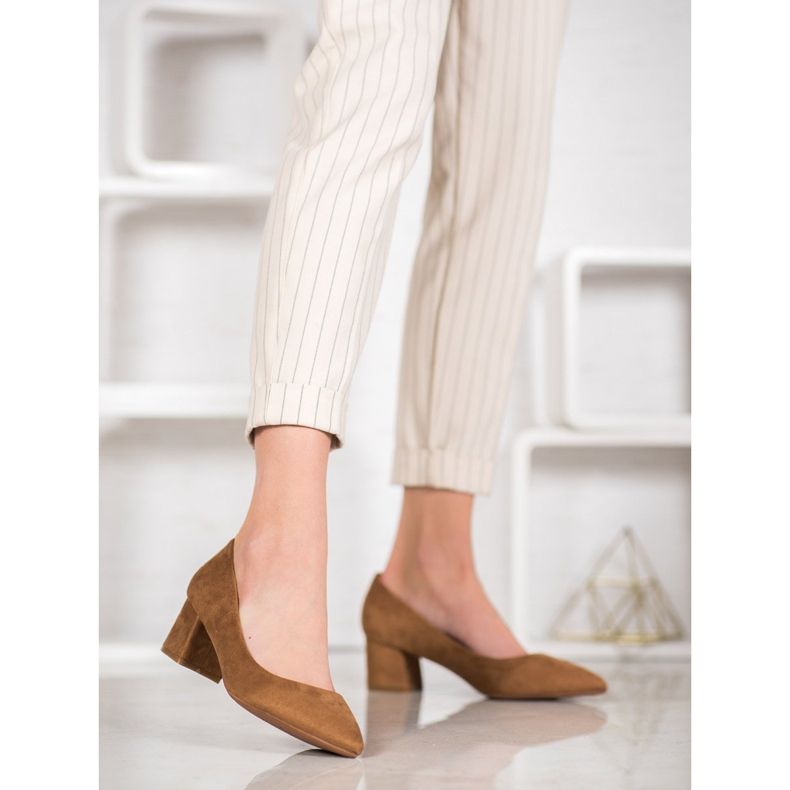 Fama Pompele pe un stâlp maro 2