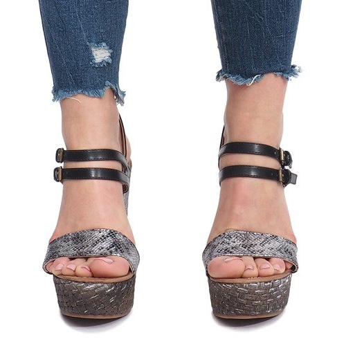 Sandale negre pe o păstrăv cu pană negru 1