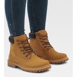 B788 Capcane din lemn galben 1