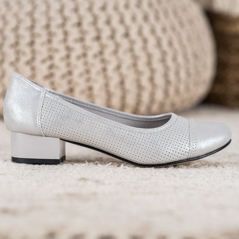 Goodin Pompe ajurate pe un stâlp gri 1