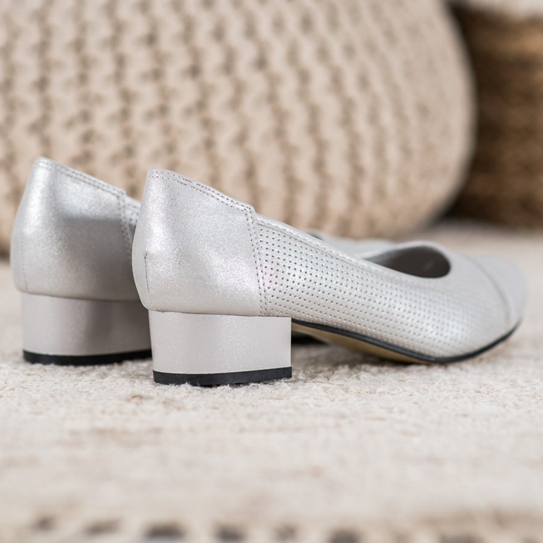 Goodin Pompe ajurate pe un stâlp gri 2