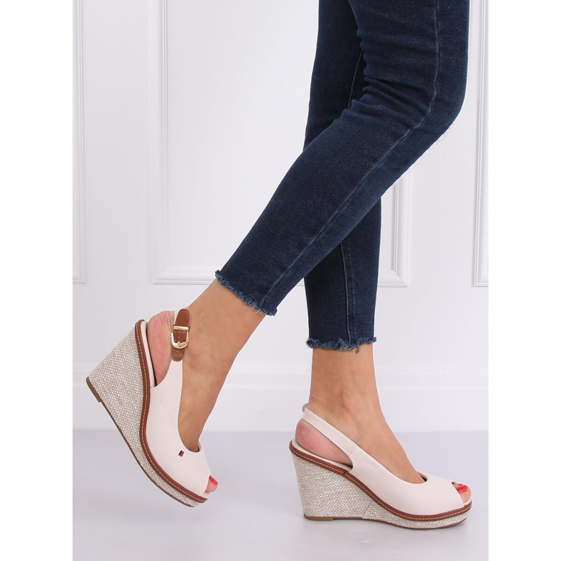 Sandale pe o pană bej R132P Bej 2