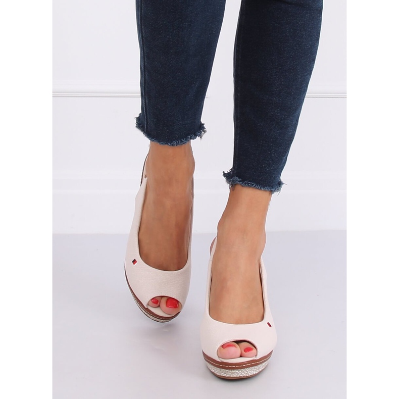 Sandale pe o pană bej R132P Bej 1