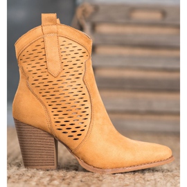 Seastar Cowgirls ajurate pe un stâlp maro 2