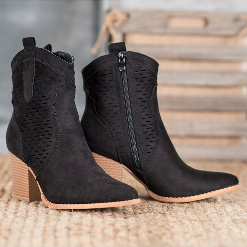 Seastar Cowgirls ajurate pe un stâlp negru 1 Seastar Cowgirls ajurate pe un stâlp negru 1